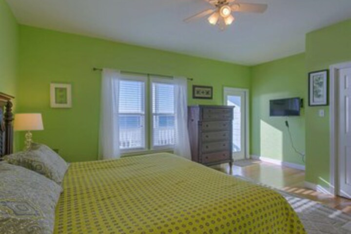 Room 32 of 34