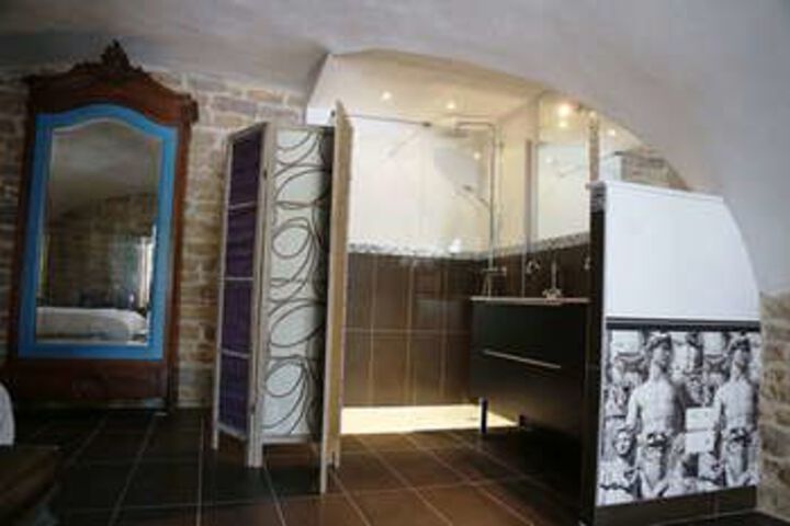 Room 4 of 73