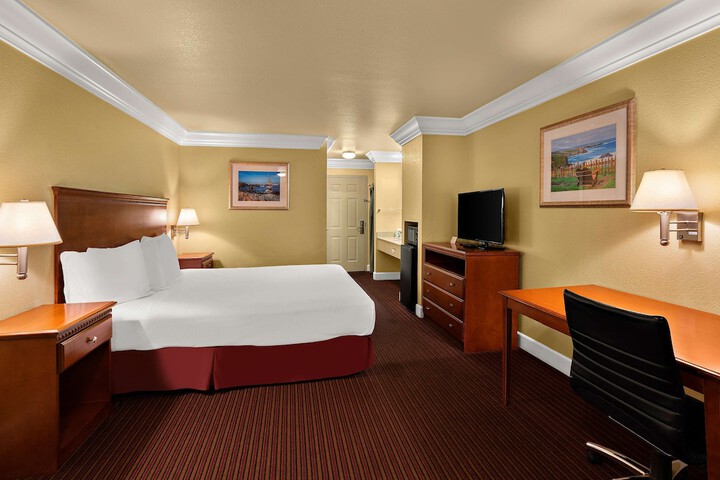 1 King Bed Microwave and Refrigerator WiFi Continental Breakfast (13 of 13)