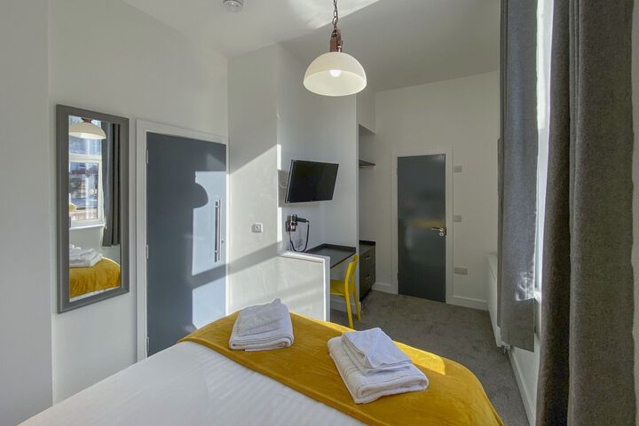 Room 4 of 8