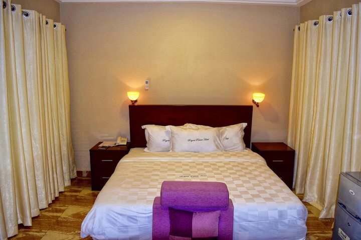 Room 6 of 33