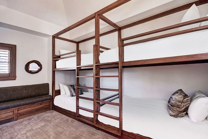 Room 34 of 302
