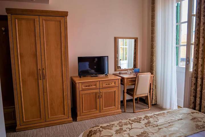 Room 28 of 79