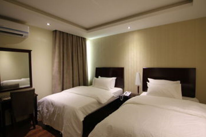 Room 3 of 16