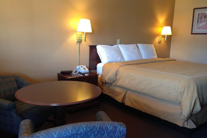 1 King Bed (4 of 10)
