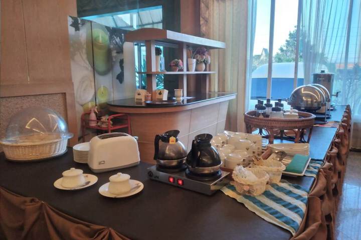 Breakfast/Coffee Service 32 of 48