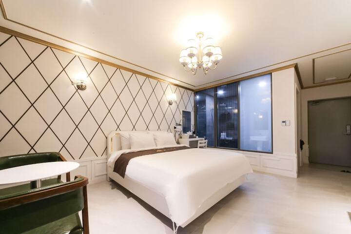 Room 28 of 60