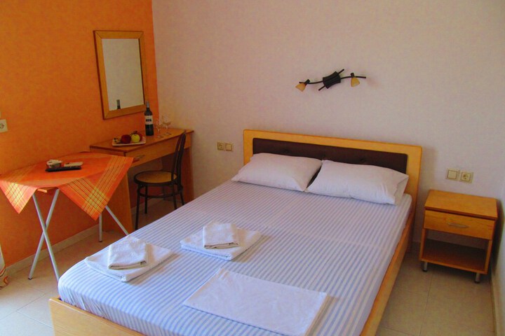 Room 3 of 28