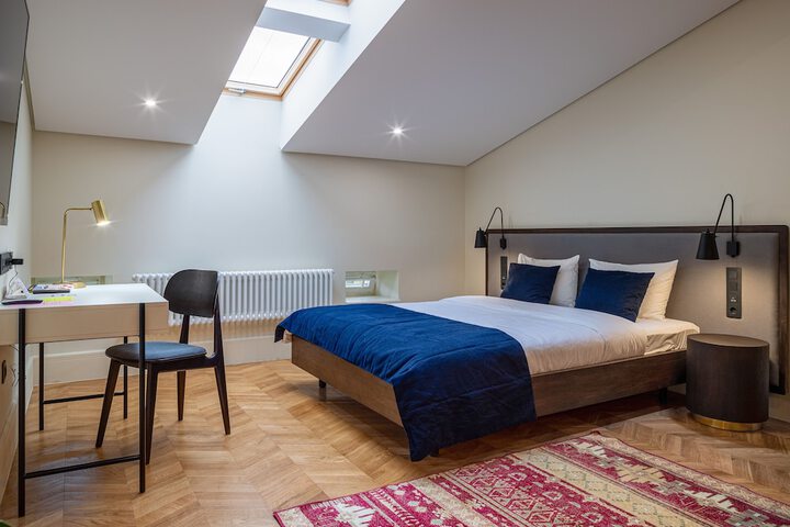 Room 3 of 90