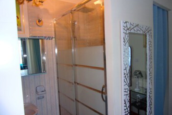 Room 27 of 40