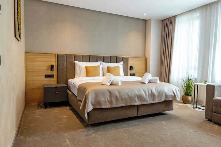 Room 7 of 80