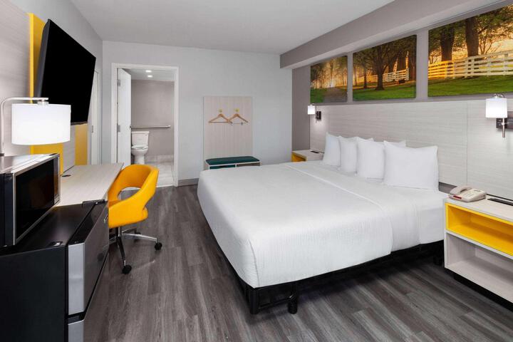 1 King Bed (6 of 17)