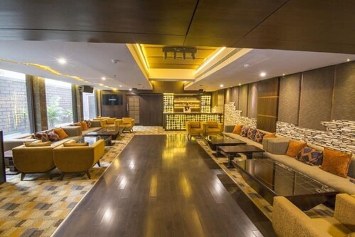 Lounge 34 of 36