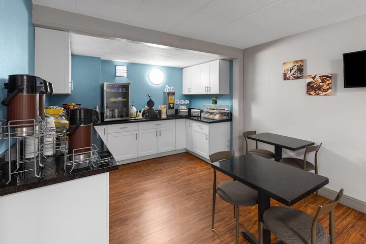 Breakfast/Coffee Service 25 of 30