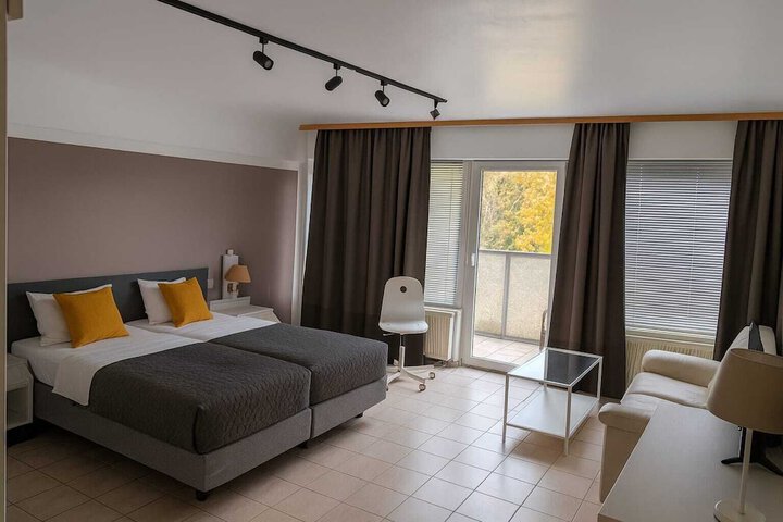 Room 4 of 136