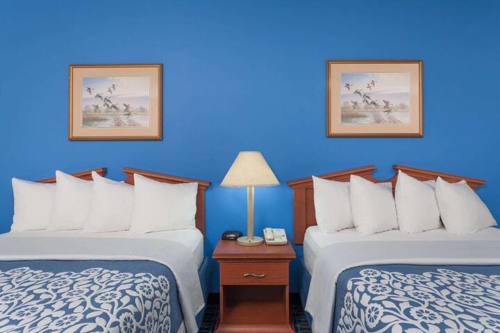 1 Queen Bed (3 of 10)