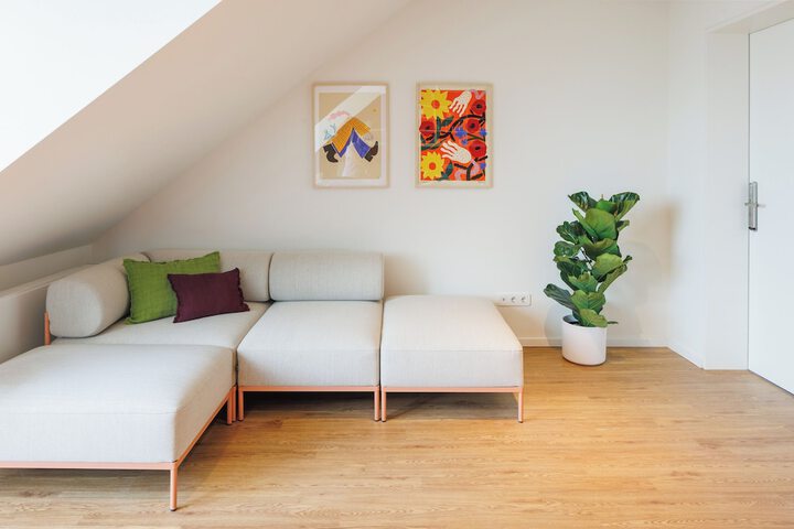 Lounge 19 of 25