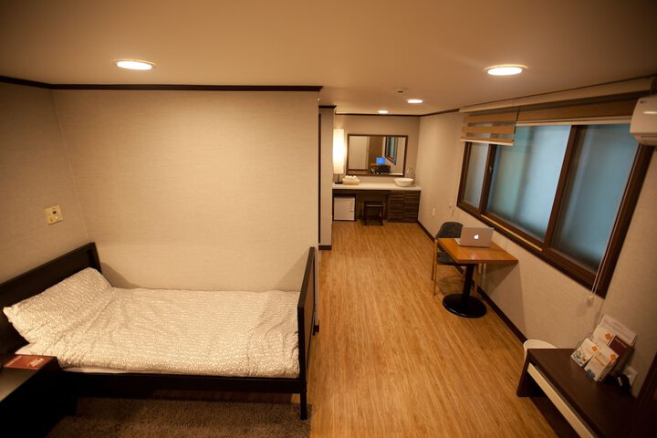 Room 25 of 77