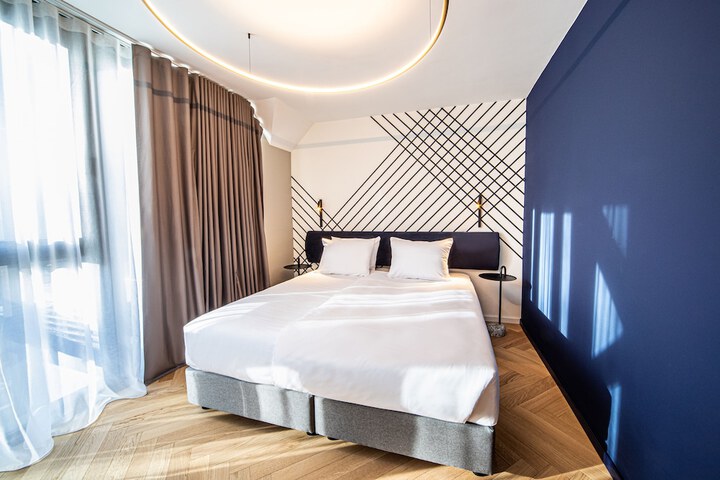 Room 4 of 42