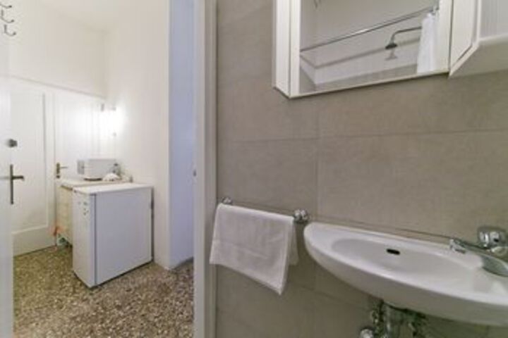 Room 3 of 10