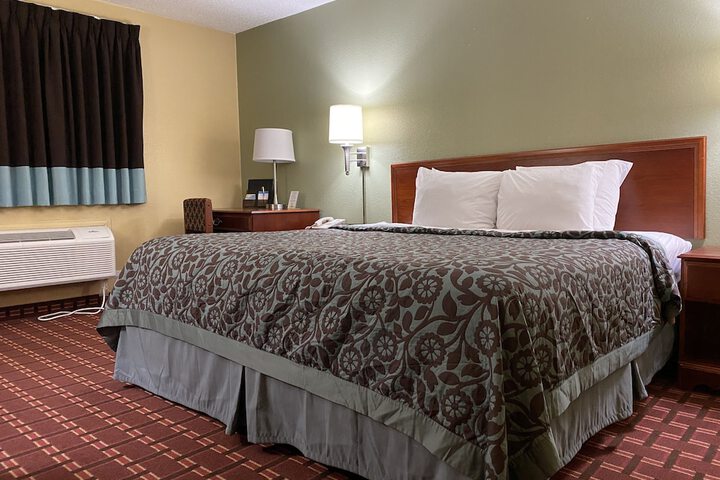1 King Bed (3 of 7)