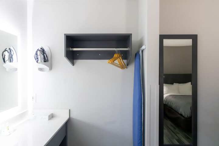 1 King Bed (1 of 14)
