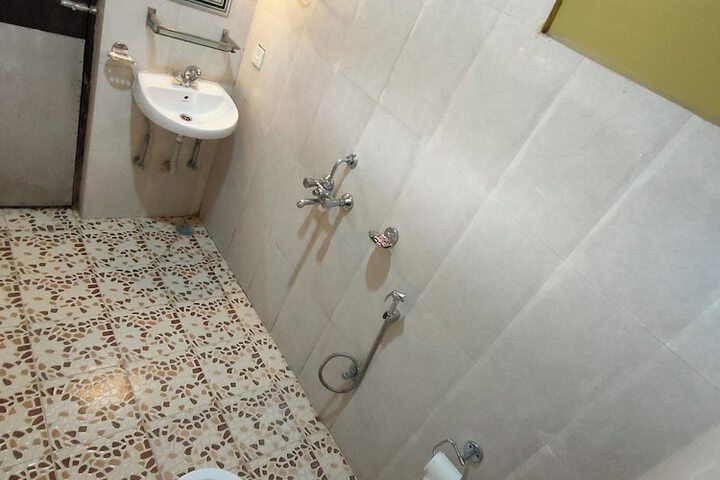 Room 9 of 17