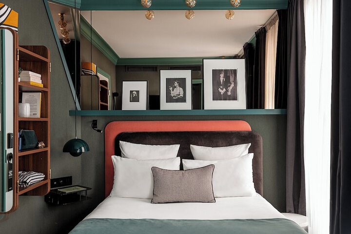 Room 32 of 76