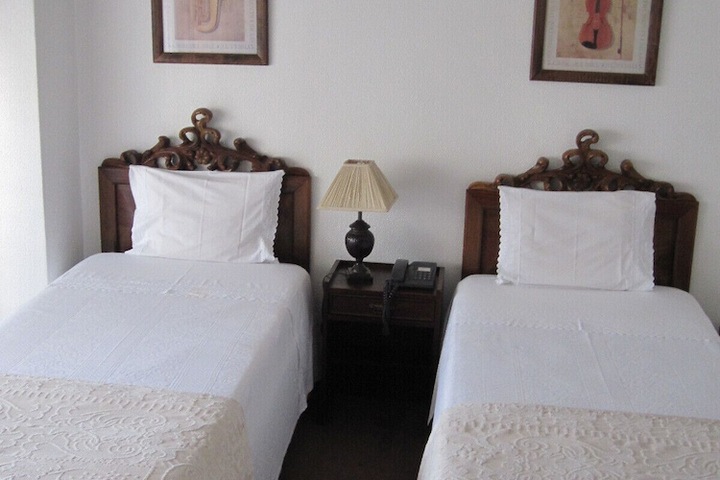 Room 6 of 98