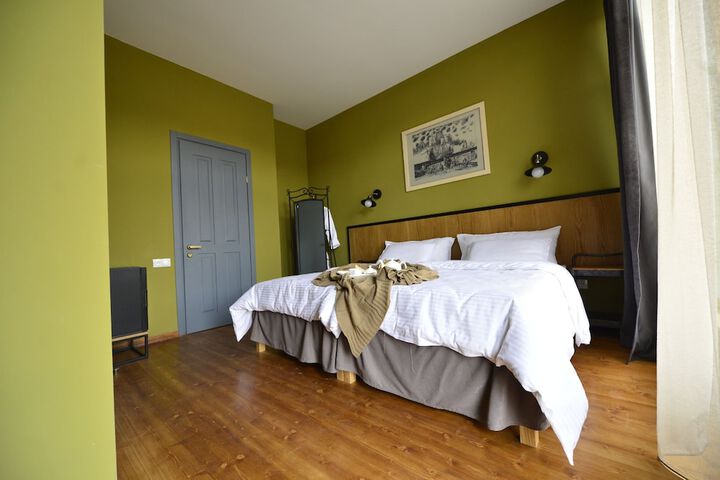 Room 8 of 52