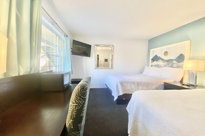 1 Queen Bed (2 of 19)