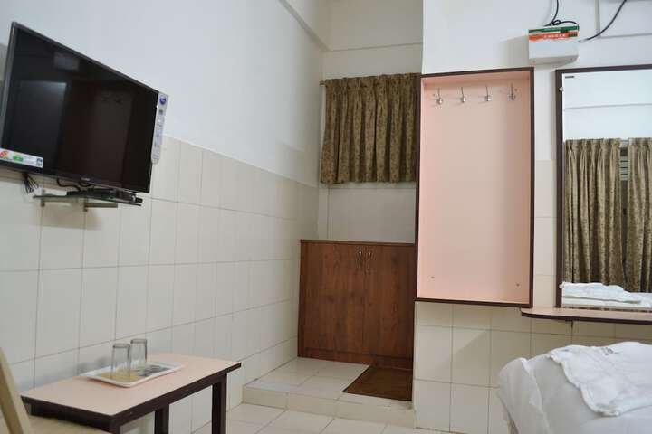 Room 4 of 7