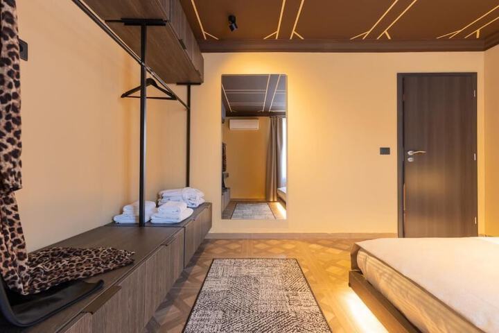 Room 32 of 79
