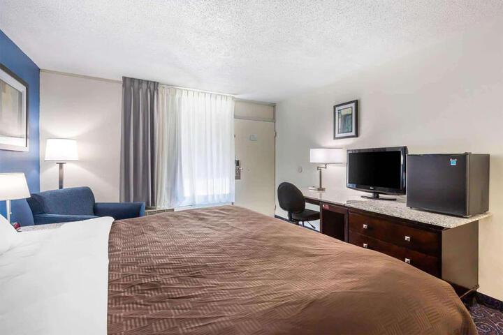 1 King Bed (6 of 10)