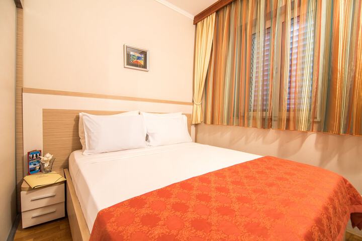 Room 8 of 94