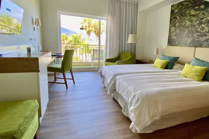 Room 4 of 32