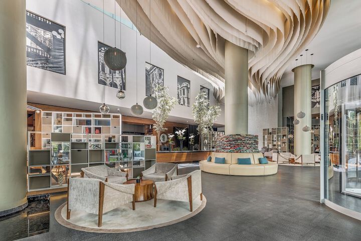Lobby lounge