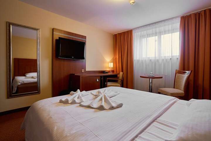 Room 6 of 33