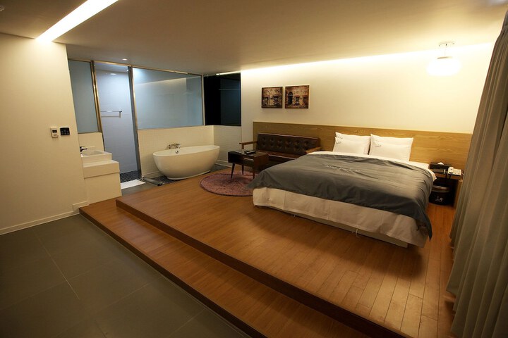 Room 13 of 40