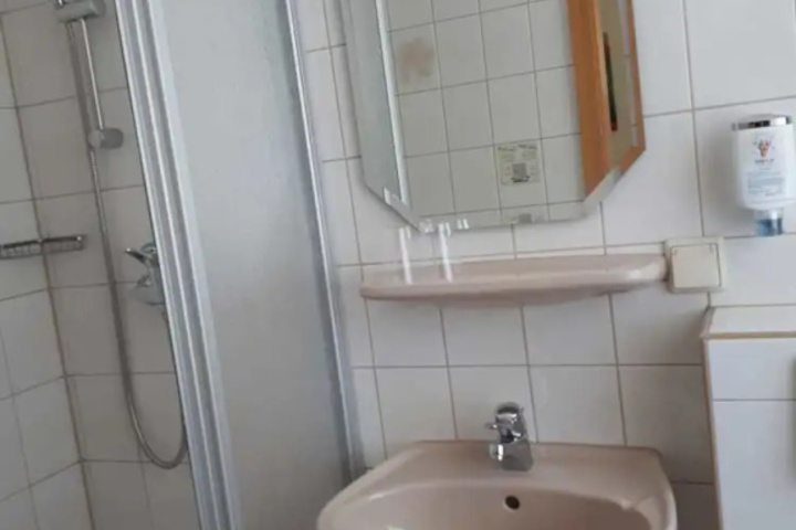 Room 6 of 15