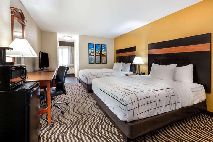 2 Queen Beds (8 of 13)