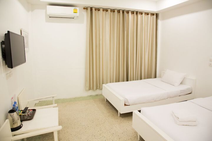 Room 12 of 32