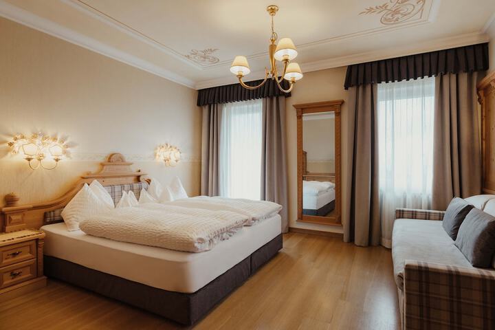 Room 8 of 28