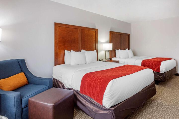 1 Queen Bed Accessible (12 of 13)