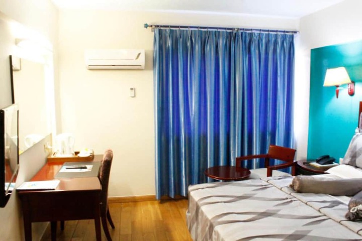 Room 8 of 28