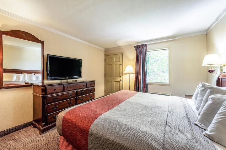 1 King Bed (1 of 12)