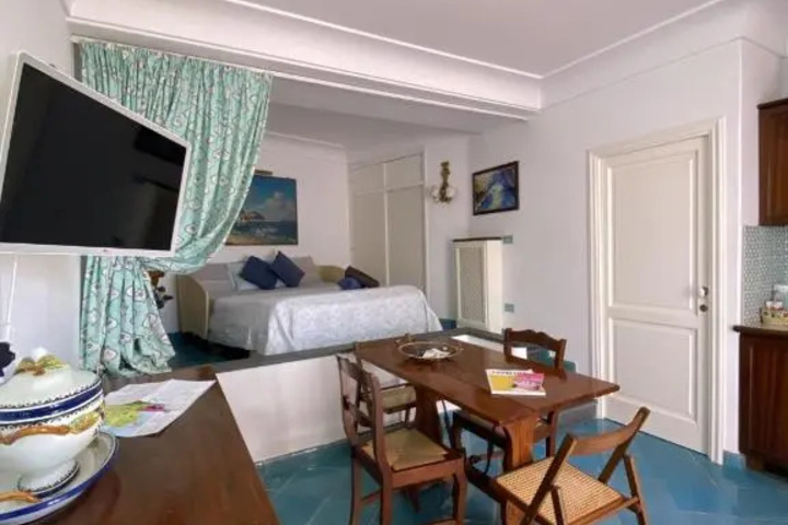 Room 5 of 12