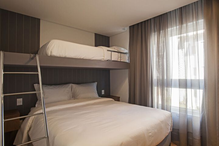 Room 52 of 76