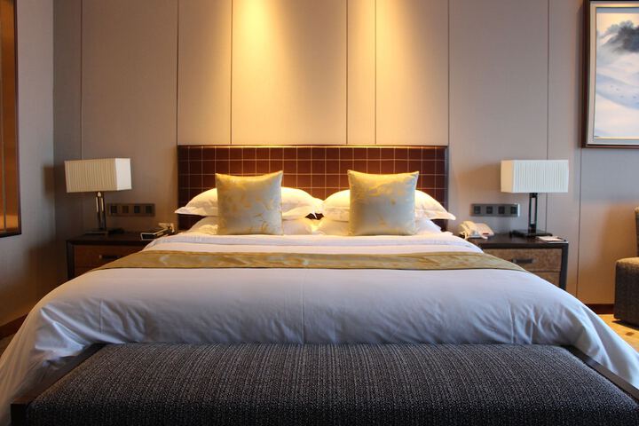 Room 10 of 77