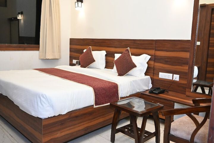 Room 4 of 9